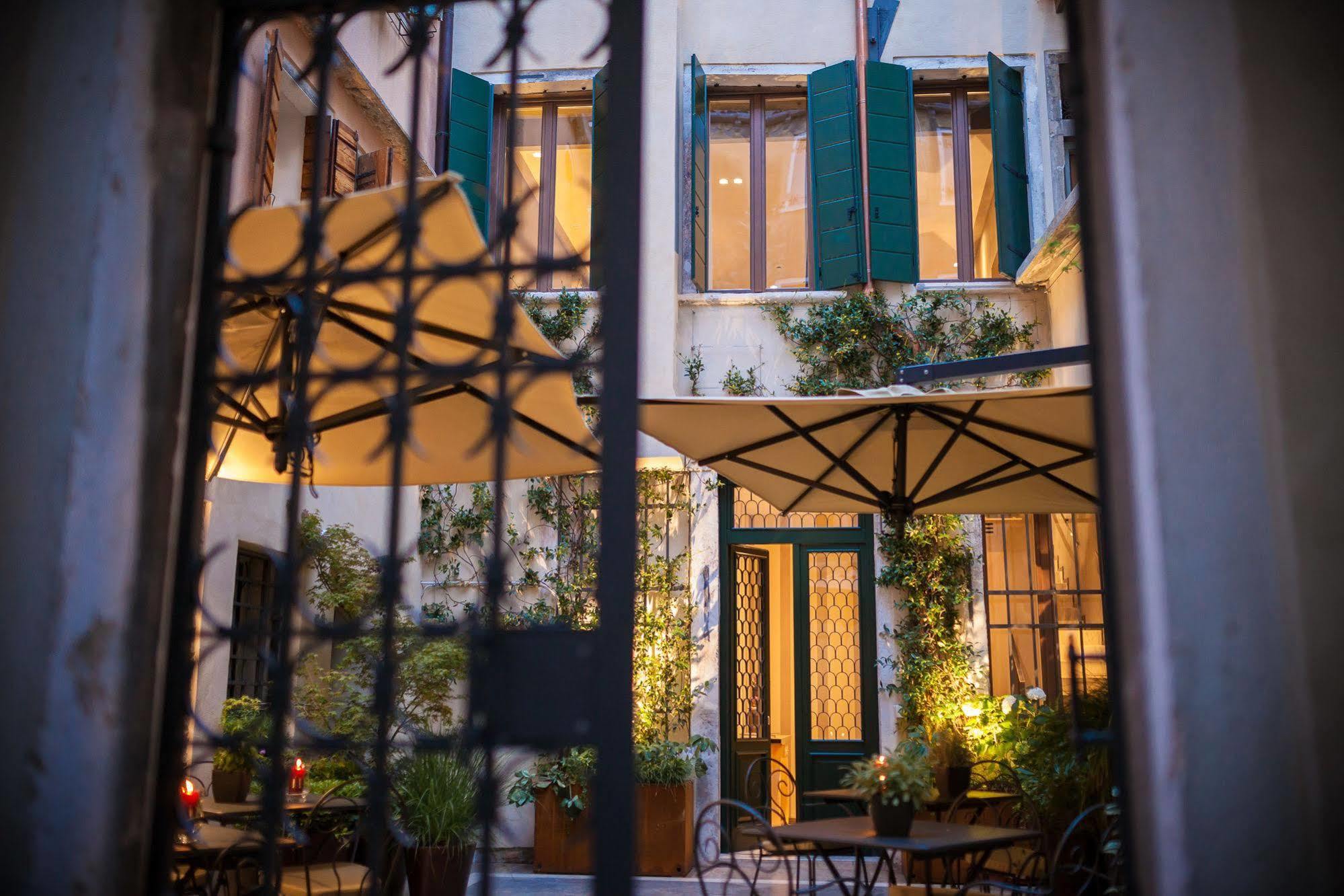 Liassidi Wellness Suites Venedig Exteriör bild